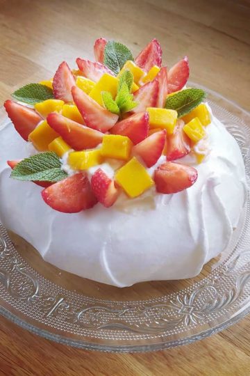 Pavlova fraise mangue sur assiette