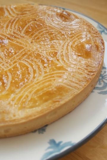 gâteau basque sur assiette - patisse et malice