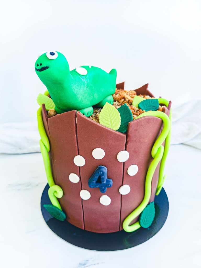 cake design d'anniversaire dinosaure - patisse et malice