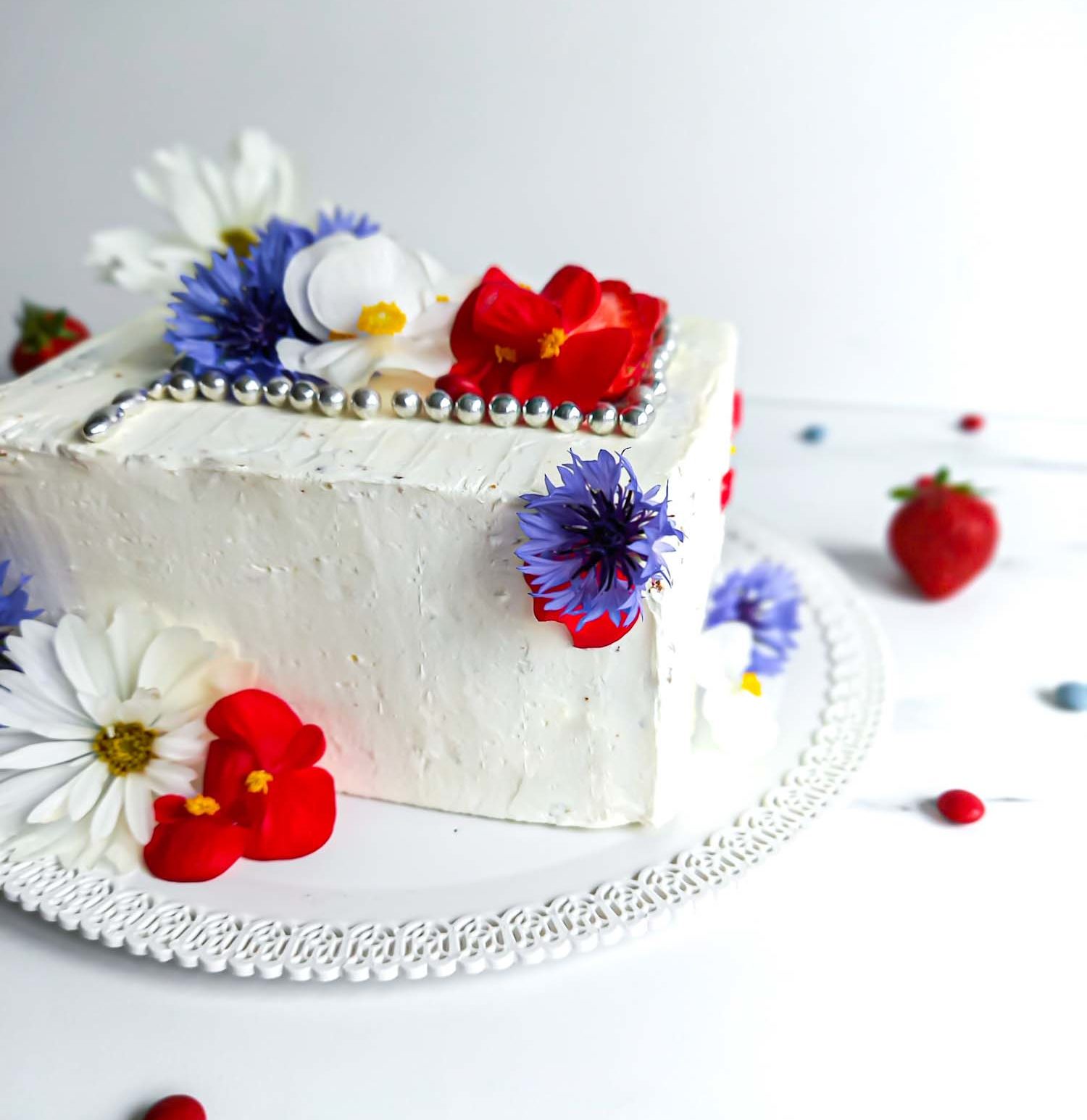 Gâteau De Mariage Avec Le Modèle Tricoté Et Les Fleurs Comestibles Photo  stock - Image du comestible, configuration: 122146968