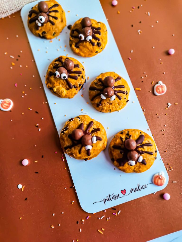 Cookies araignées potiron chocolat flatlay - patisse et malice