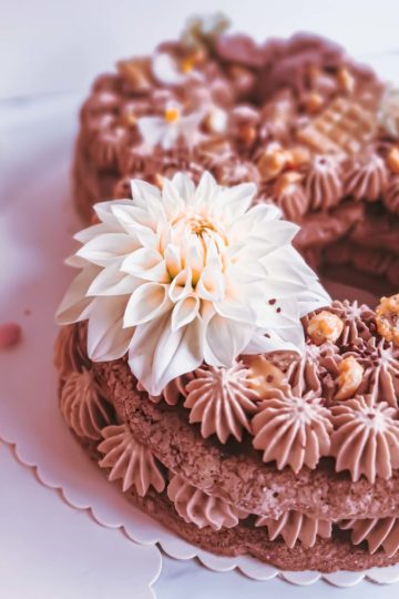 Numbercake façon Snickers zoom fleur comestible - patisse et malice