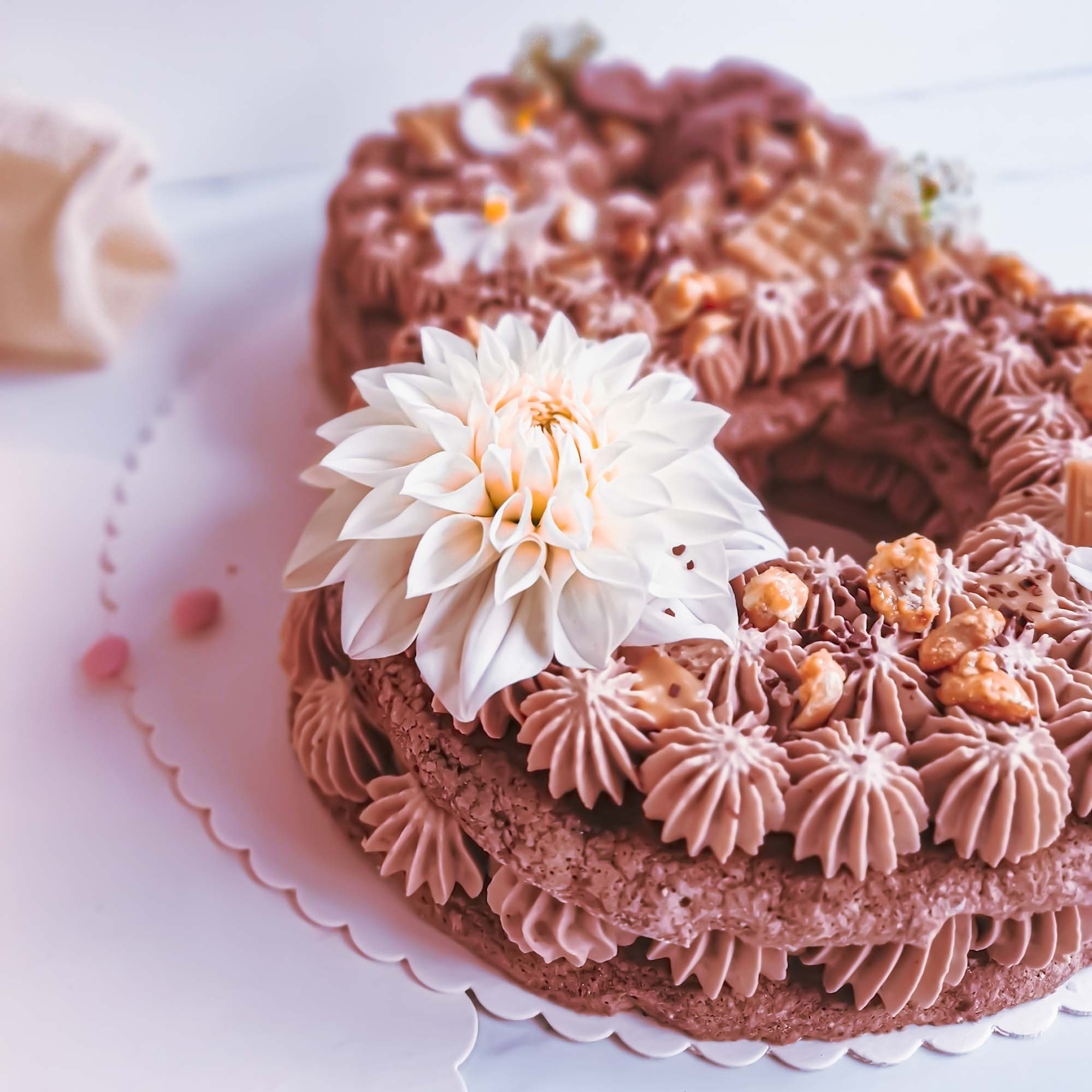 Layer cake aux fleurs comestibles - Pâtisse et Malice