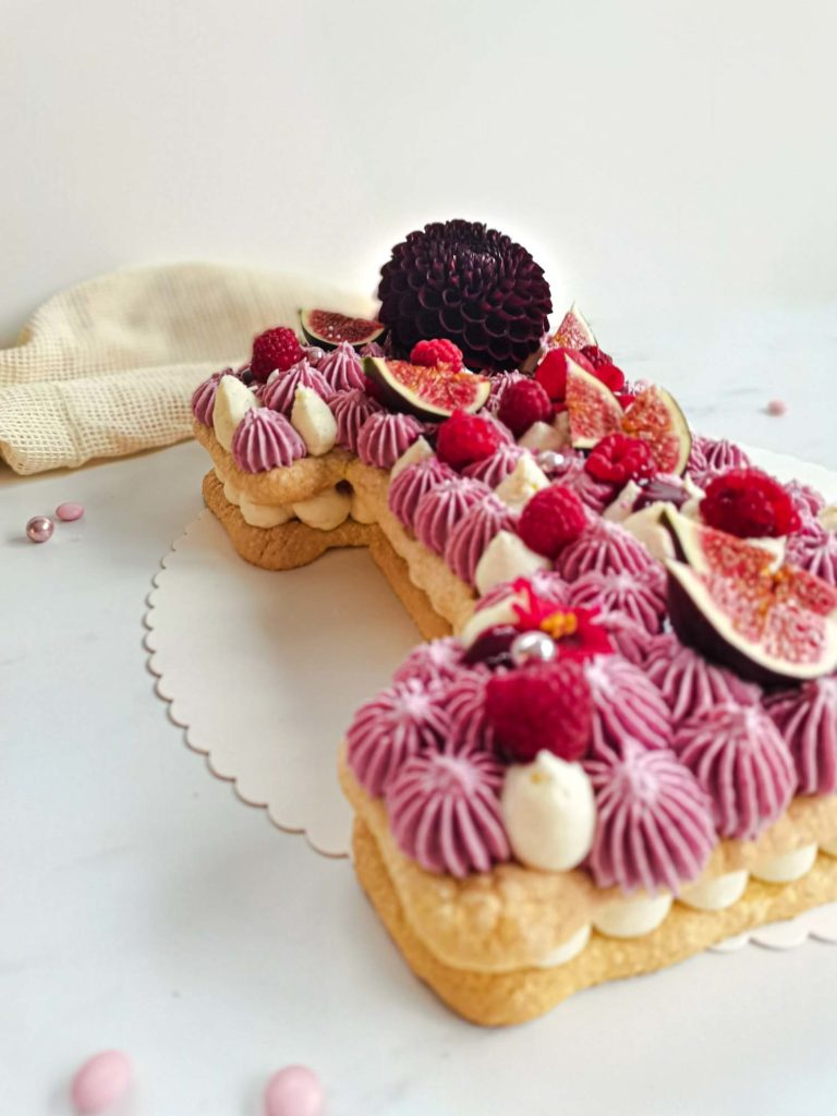 Numbercake figue framboise fleurs comestibles - patisse et malice