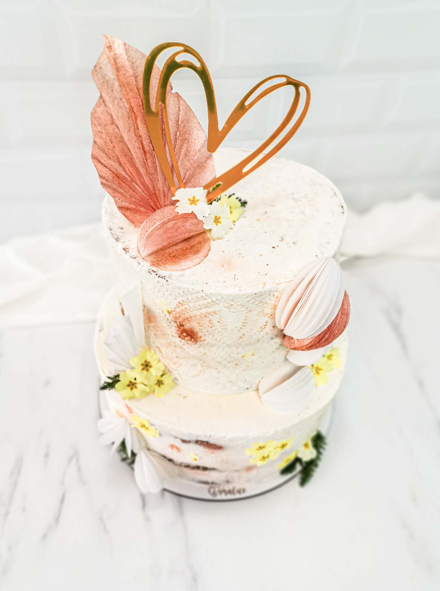 Naked cake fleuri et décor comestible - patisse et malice